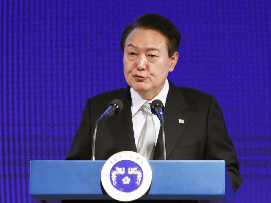 윤석열 대통령이 7일 서울 중구 더플라자호텔에서 열린 제8회 중견기업인의 날 기념식에서 격려사를 하고 있다. 연합뉴스